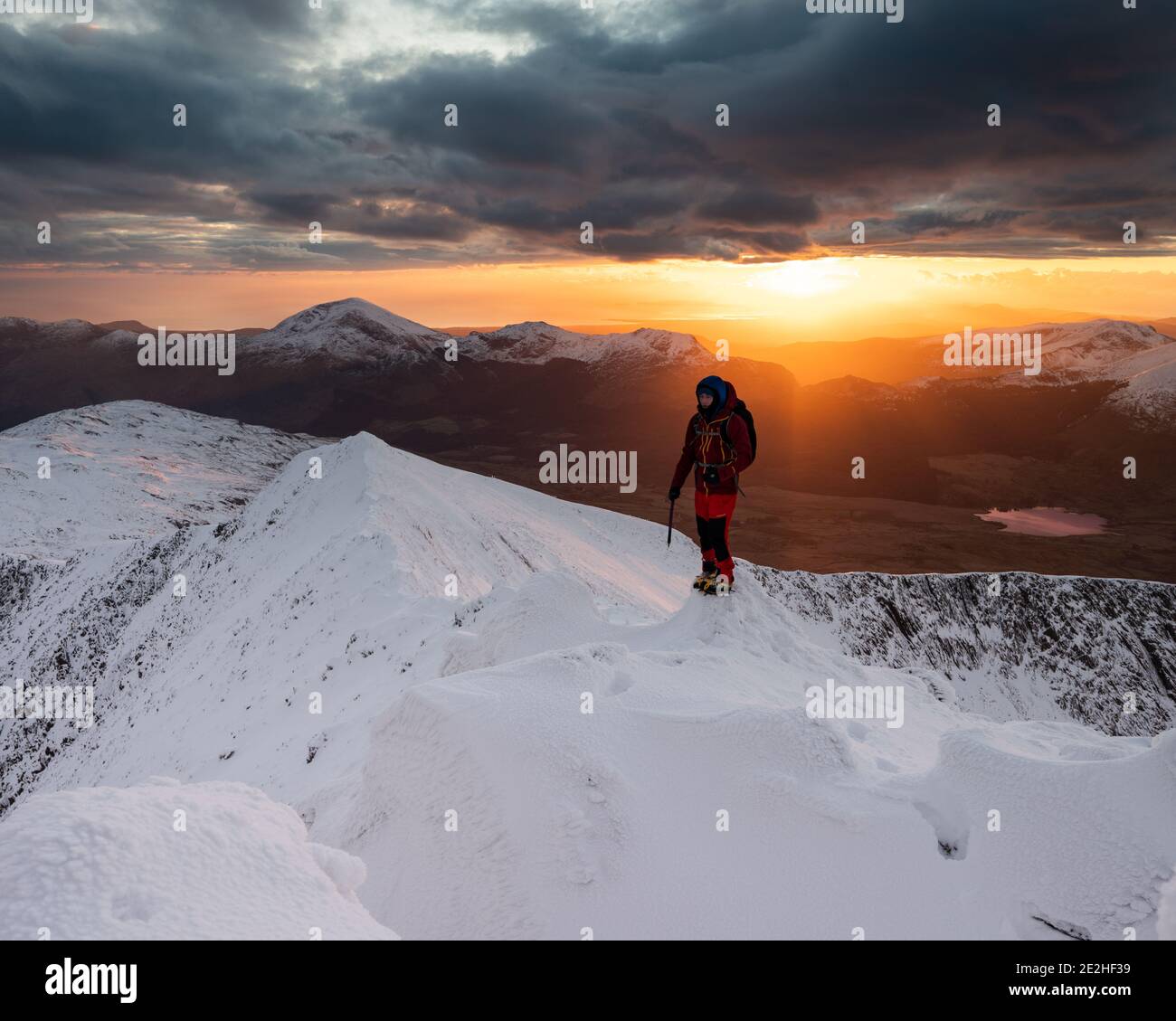 Alpinista nella neve, snowdonia, yr wydffa Foto Stock