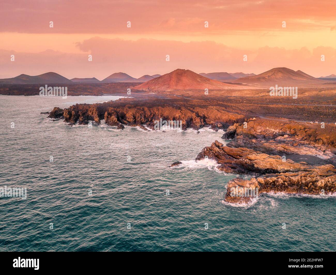 Los Hervideros paesaggio vulcanico vicino all'oceano, Lanzarote, Canarie Foto Stock