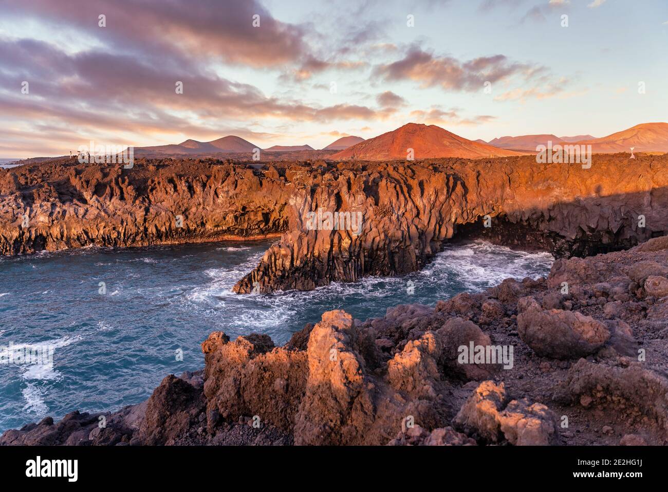 Los Hervideros paesaggio vulcanico vicino all'oceano, Lanzarote, Canarie Foto Stock