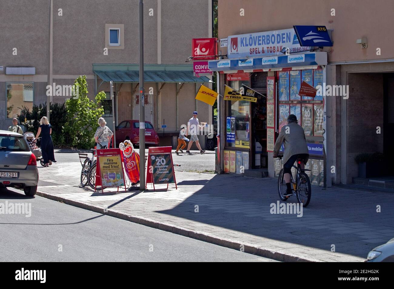 Stoccolma, Svezia - 31 maggio 2020: Un minimarket o un piccolo negozio con molte persone in movimento intorno ad esso. Un'azienda locale come fulcro del comune Foto Stock