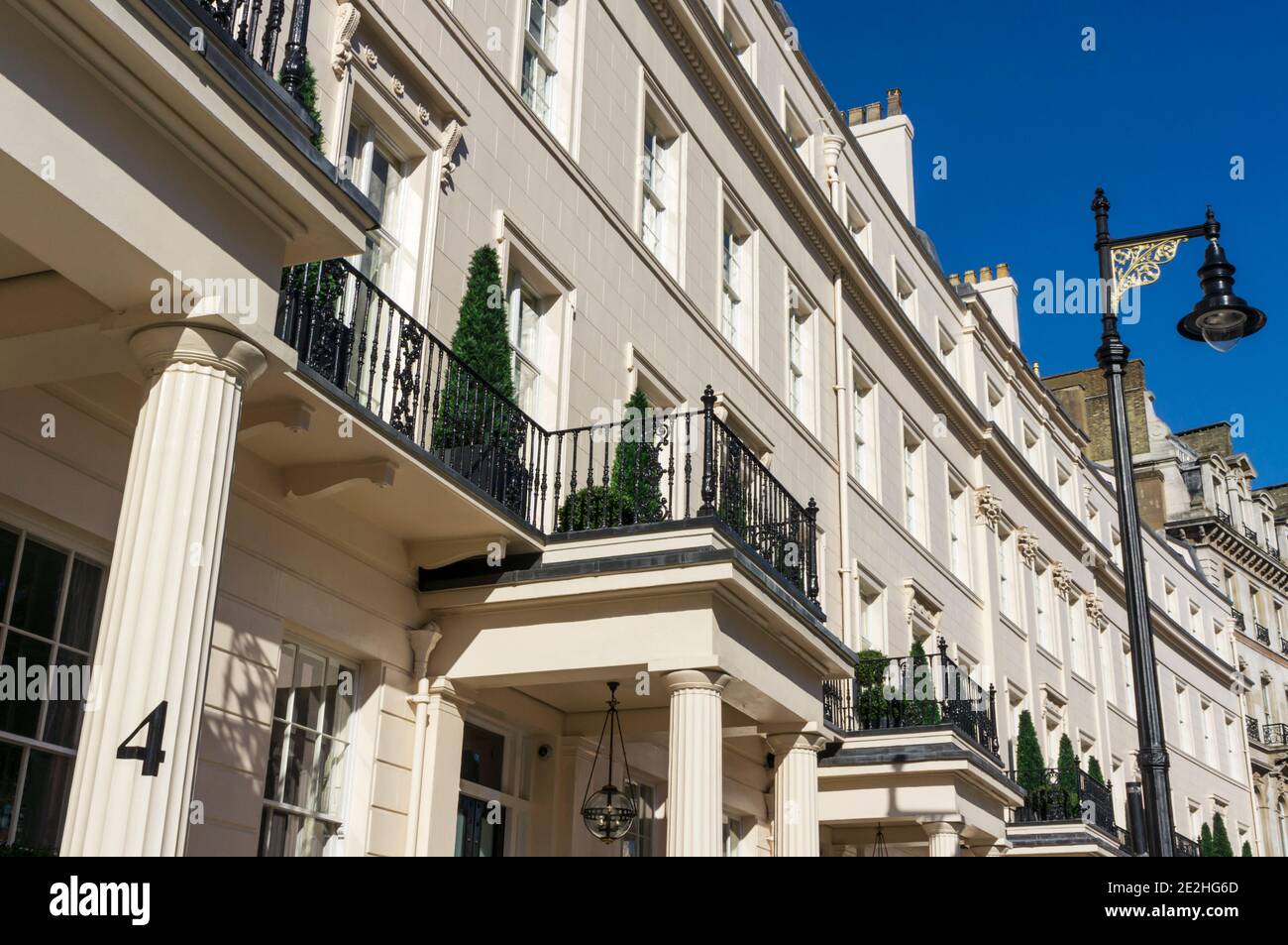 Nel 2017 Grosvenor Crescent era la strada residenziale più costosa del Regno Unito. Foto Stock