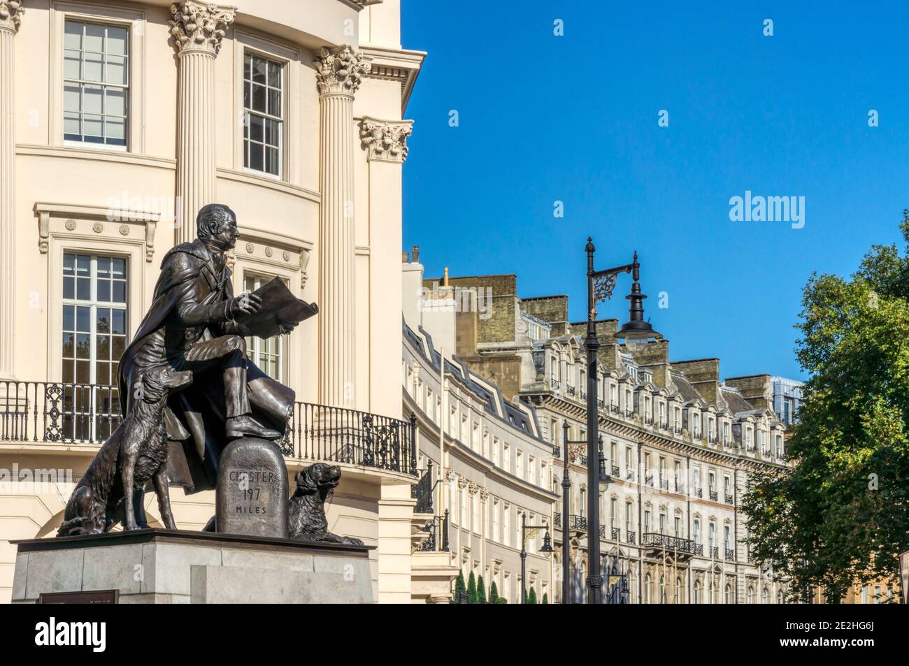 Statua di Sir Robert Grosvenor, primo Marchese di Westminster, con Grovenor Crescent sullo sfondo, parte della tenuta Grosvenor. Foto Stock