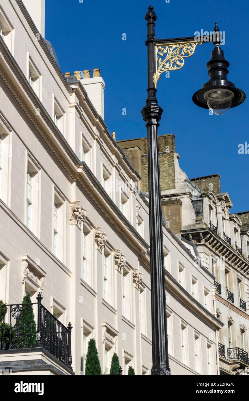 Nel 2017 Grosvenor Crescent era la strada residenziale più costosa del Regno Unito. Foto Stock