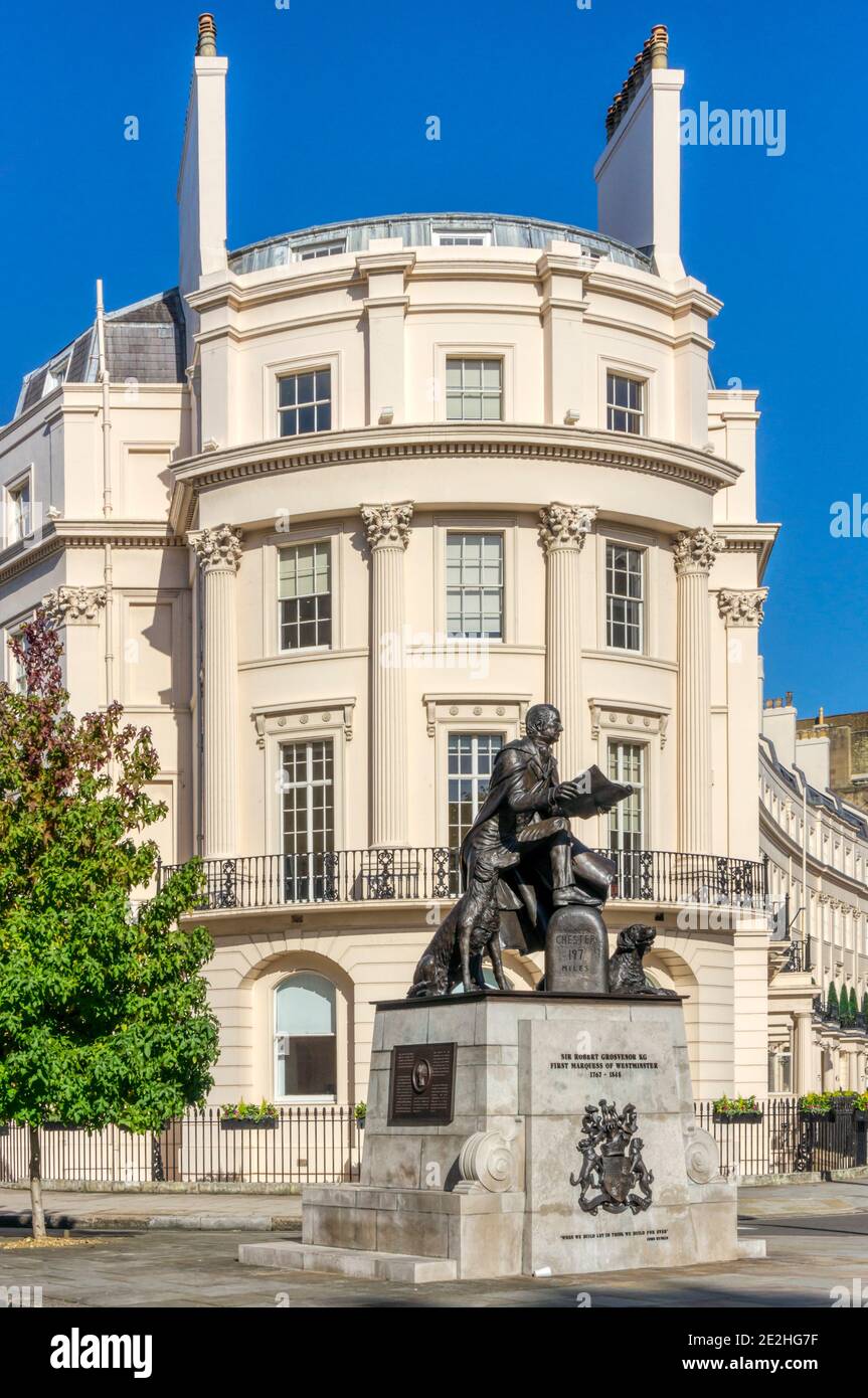 Statua di Sir Robert Grosvenor, primo Marchese di Westminster, con Grovenor Crescent sullo sfondo, parte della tenuta Grosvenor. Foto Stock