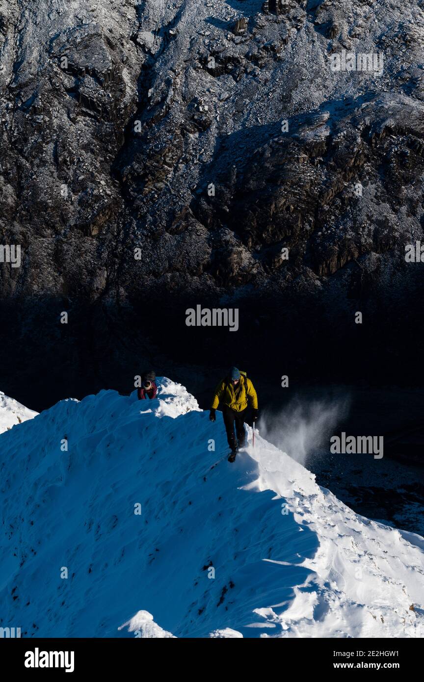 Alpinista nella neve, snowdonia, yr wydffa Foto Stock