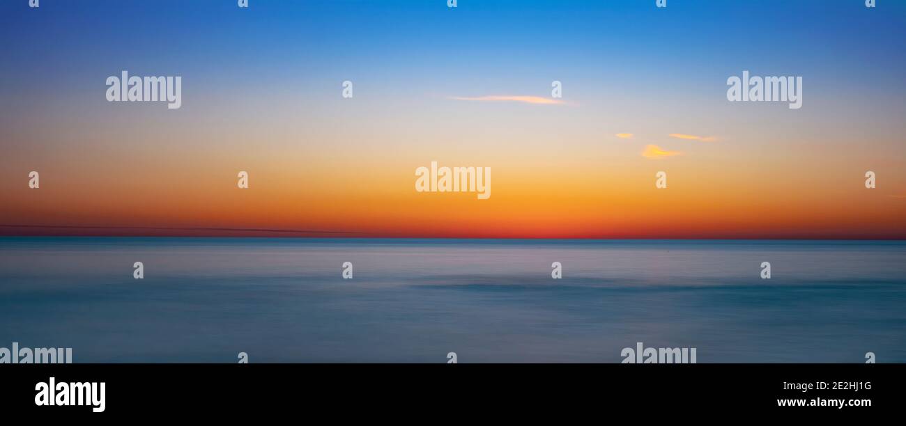 Cielo blu e arancione dopo il tramonto sul Golfo di Messico da Venezia Florida USA Foto Stock