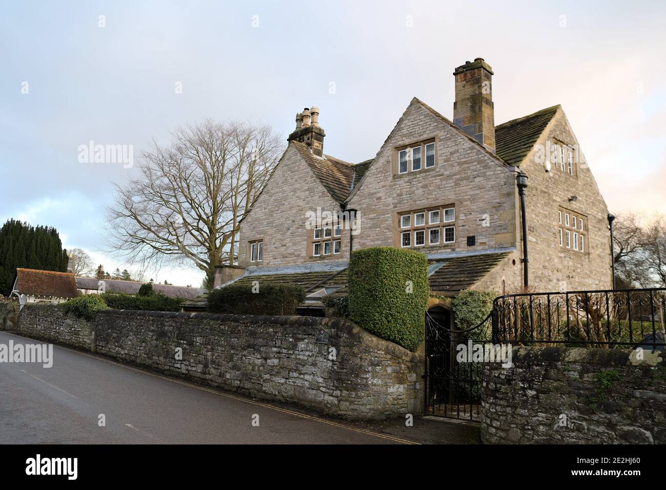 Great Batch Hall in Church Street nel Peak District Villaggio di Ashford in acqua Foto Stock