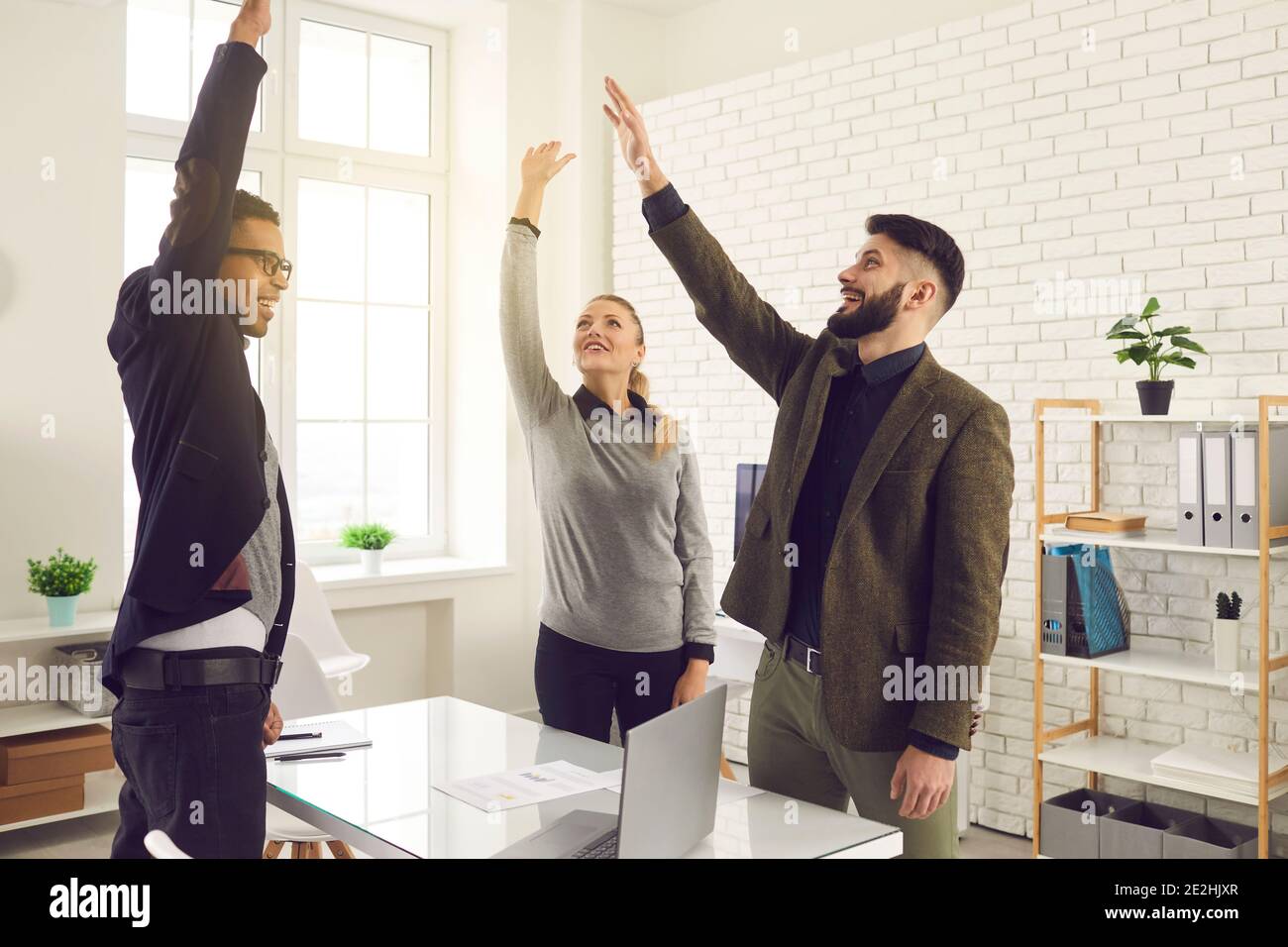 Sviluppo aziendale, lavoro di squadra, concetto di gruppo di lavoro multietnico Foto Stock