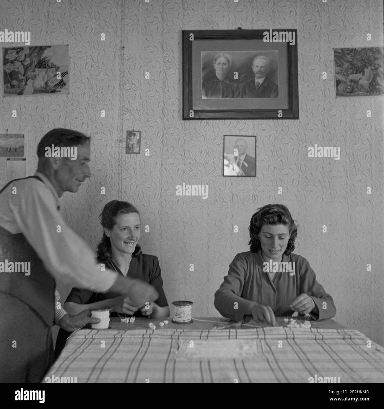 Italian Women and Man Work on Crafts in Post War Italy, 1951 Foto Stock