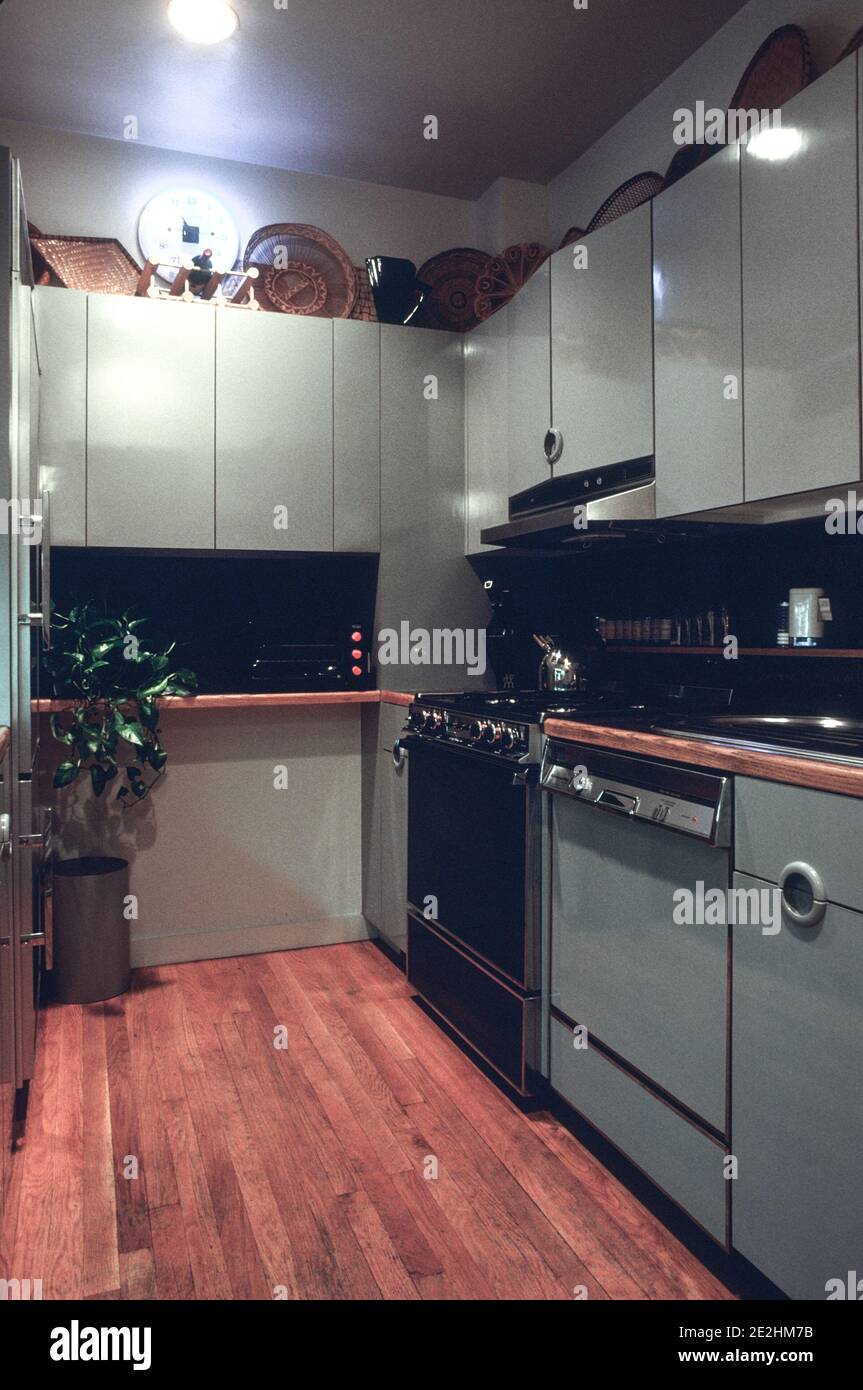 Un appartamento co-op di New York City ha una cucina compatta, USA 1988 Foto Stock