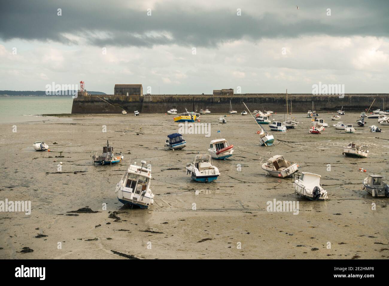 Vista panoramica sulla bassa marea a Granville, Francia Barche che si trovano sul pavimento del mare a bassa marea vicino Granville, Francia Foto Stock