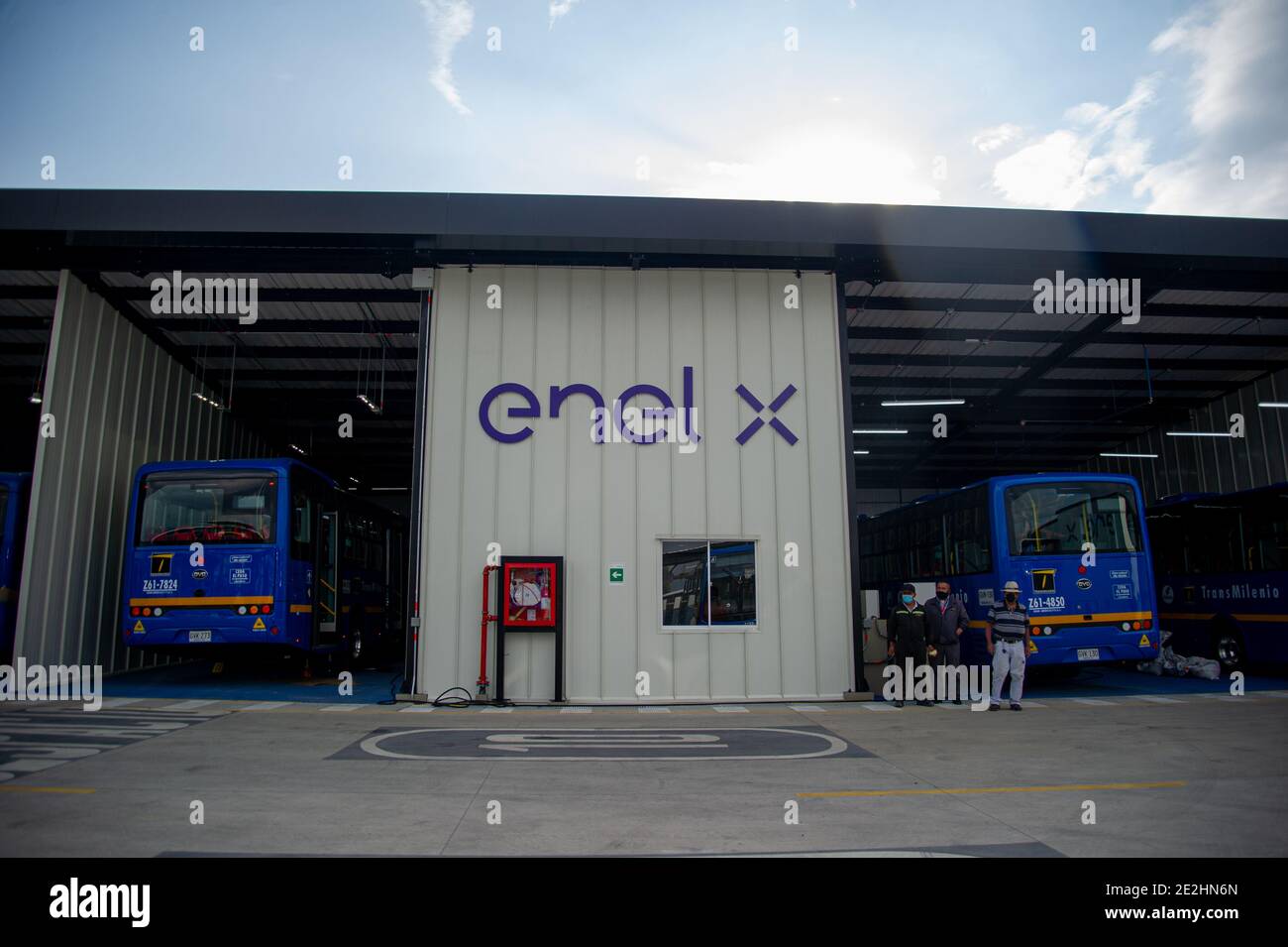 La società di trasporti pubblici SITP e Transmilenio acquistano 596 nuovi autobus BYD dalla cina per passare al 100% di autobus elettrici che opereranno nelle aree di Fontibon, Usme e Perdomo. Il 5 gennaio 2020 a Bogotà, Colombia. Questi autobus sono impostati per viaggiare per 240 chilometri a pagamento e ci vogliono 4 ore per caricarli presso gli speciali hub costruiti dalla società energetica di Bogotà, Enel Codena. (Foto di Sebastian Barros Salamanca / Pacific Press/Sipa USA) Foto Stock