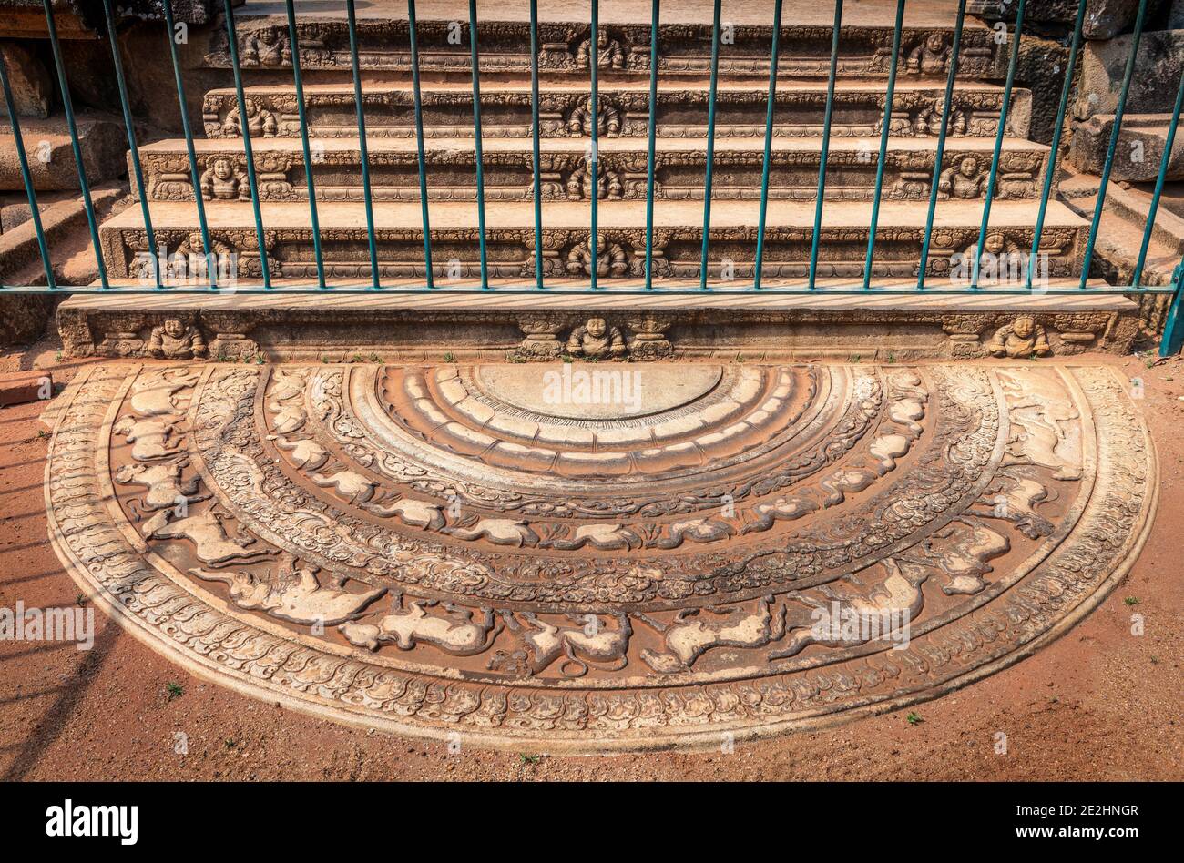 Una pietra Moonstone ornately scolpita in un antico tempio buddista dello Sri Lanka, Polonnaruwa, Sri Lanka. Foto Stock