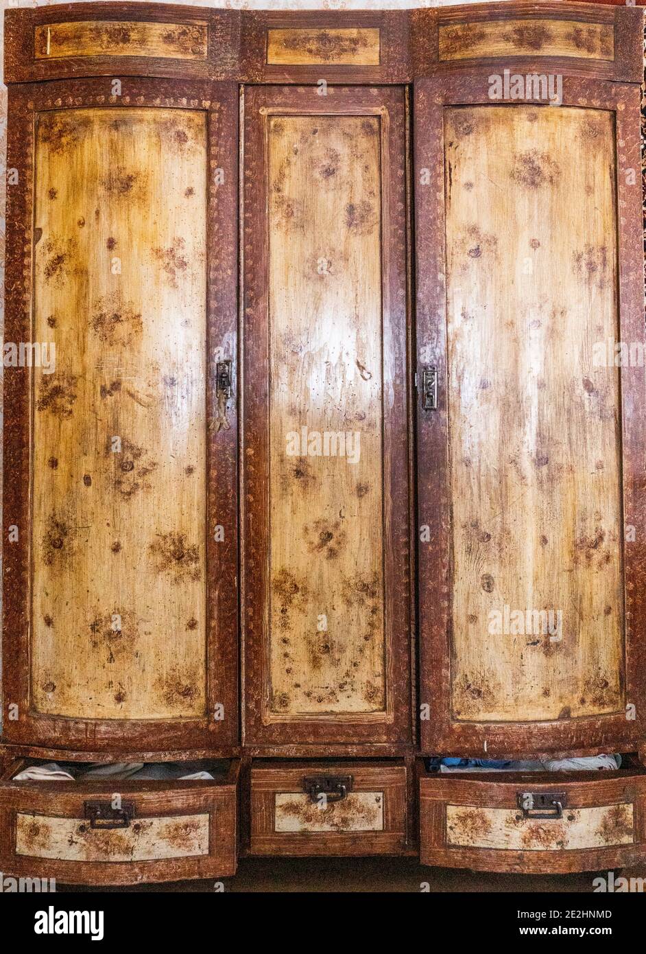Vecchio armadio sovietico in legno con tre porte e cassetti Foto Stock