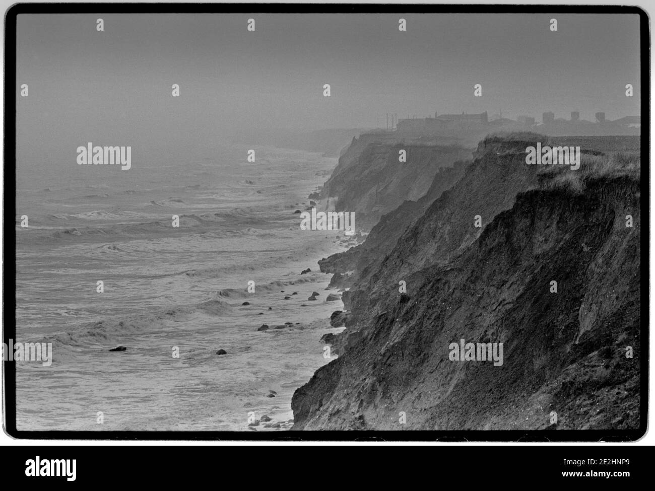 Erosione delle coste Humberside England UK 1994 la linea costiera in via di estinzione tra Skipsea e Easington su Humberside, che viene spazzata via a 1.7 metri l’anno dall’inizio dei record a metà degli anni ’50. Foto Stock