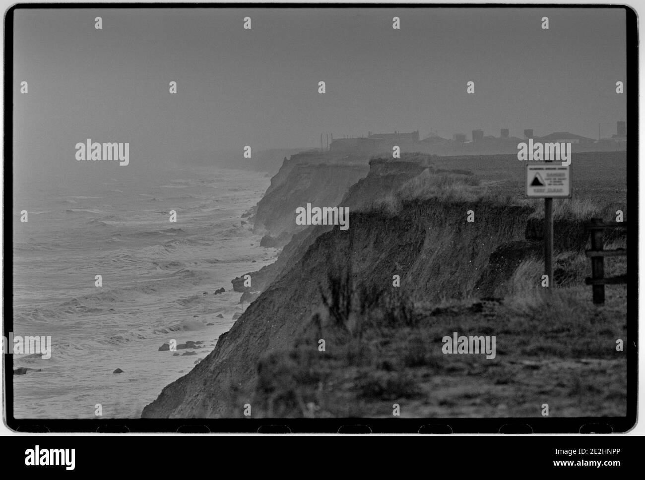 Erosione delle coste Humberside England UK 1994 la linea costiera in via di estinzione tra Skipsea e Easington su Humberside, che viene spazzata via a 1.7 metri l’anno dall’inizio dei record a metà degli anni ’50. Foto Stock