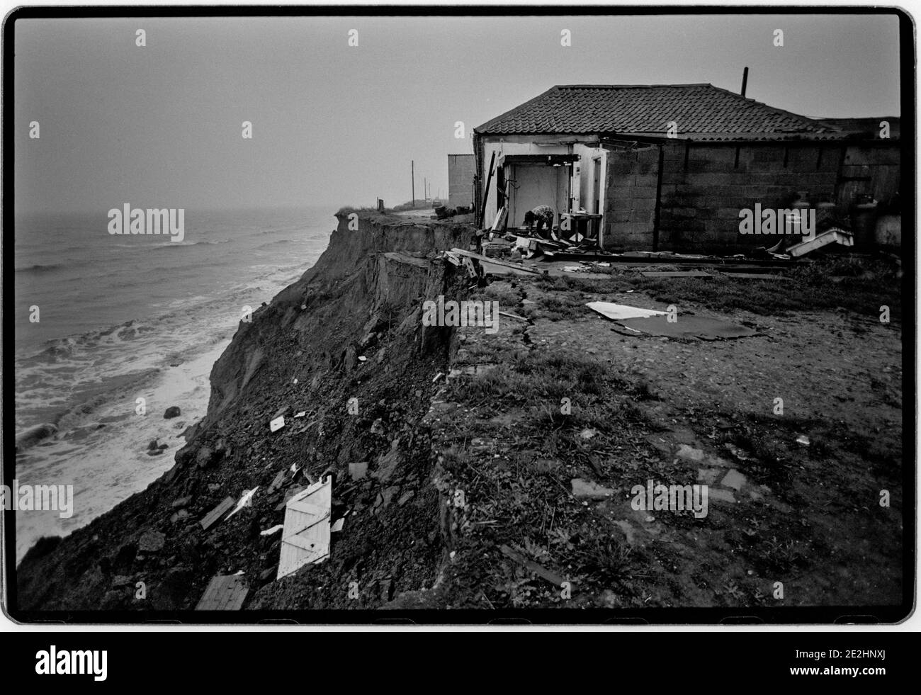 Erosione delle coste Humberside England UK 1994 la linea costiera in via di estinzione tra Skipsea e Easington su Humberside, che viene spazzata via a 1.7 metri l’anno dall’inizio dei record a metà degli anni ’50. Foto Stock