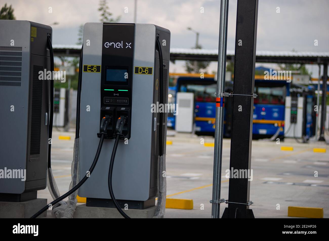 La società di trasporti pubblici SITP e Transmilenio acquistano 596 nuovi autobus BYD dalla cina per passare al 100% di autobus elettrici che opereranno nelle aree di Fontibon, Usme e Perdomo. Il 5 gennaio 2020 a Bogotà, Colombia. Questi autobus sono impostati per viaggiare per 240 chilometri a pagamento e ci vogliono 4 ore per caricarli presso gli speciali hub costruiti dalla società energetica di Bogotà, Enel Codena. (Foto di Sebastian Barros Salamanca / Pacific Press/Sipa USA) Foto Stock