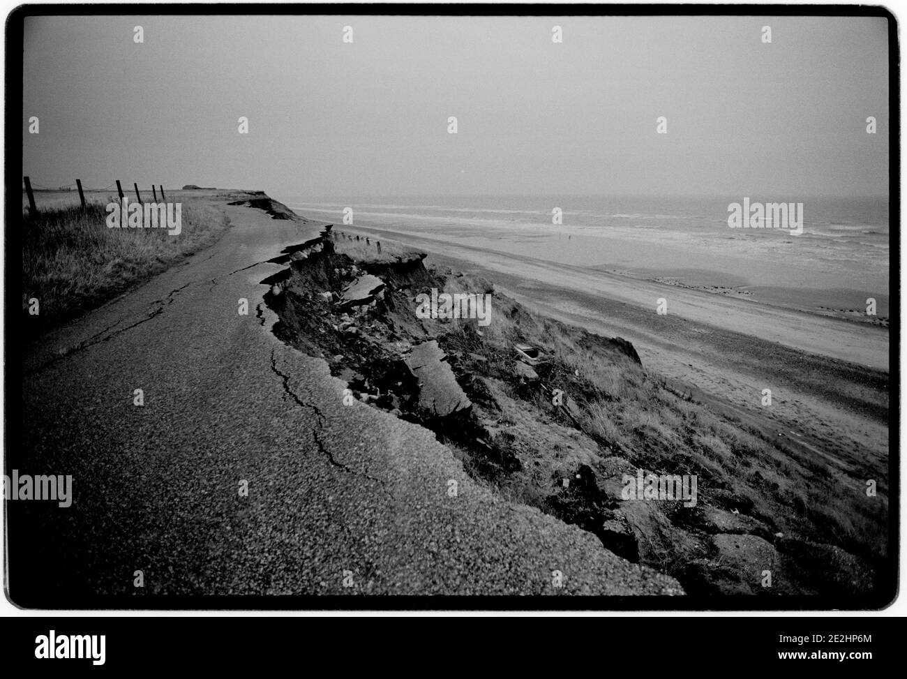 Erosione delle coste Humberside England UK 1994 la linea costiera in via di estinzione tra Skipsea e Easington su Humberside, che viene spazzata via a 1.7 metri l’anno dall’inizio dei record a metà degli anni ’50. Foto Stock