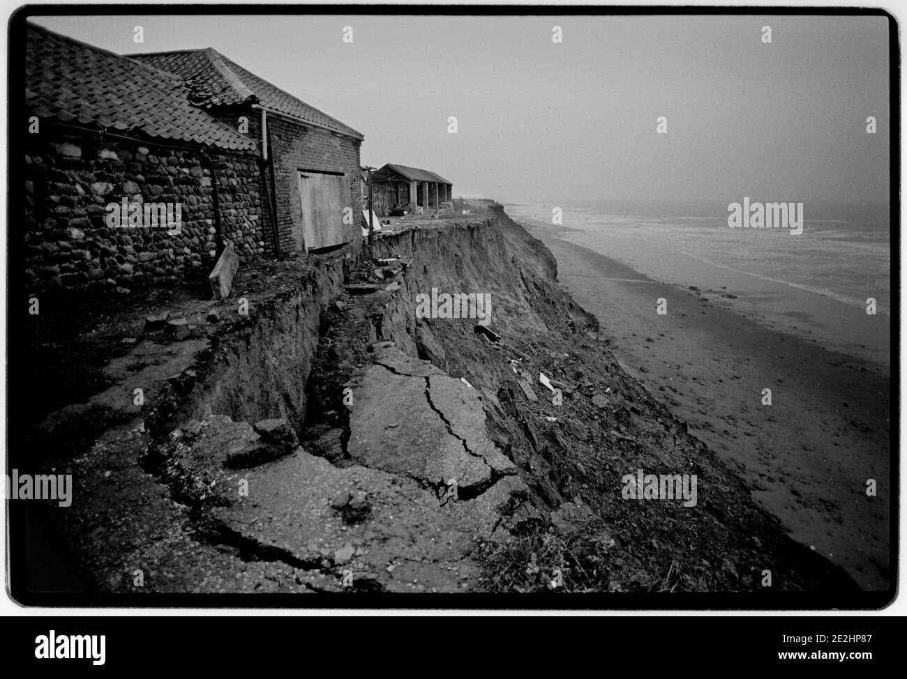 Erosione delle coste Humberside England UK 1994 la linea costiera in via di estinzione tra Skipsea e Easington su Humberside, che viene spazzata via a 1.7 metri l’anno dall’inizio dei record a metà degli anni ’50. Foto Stock