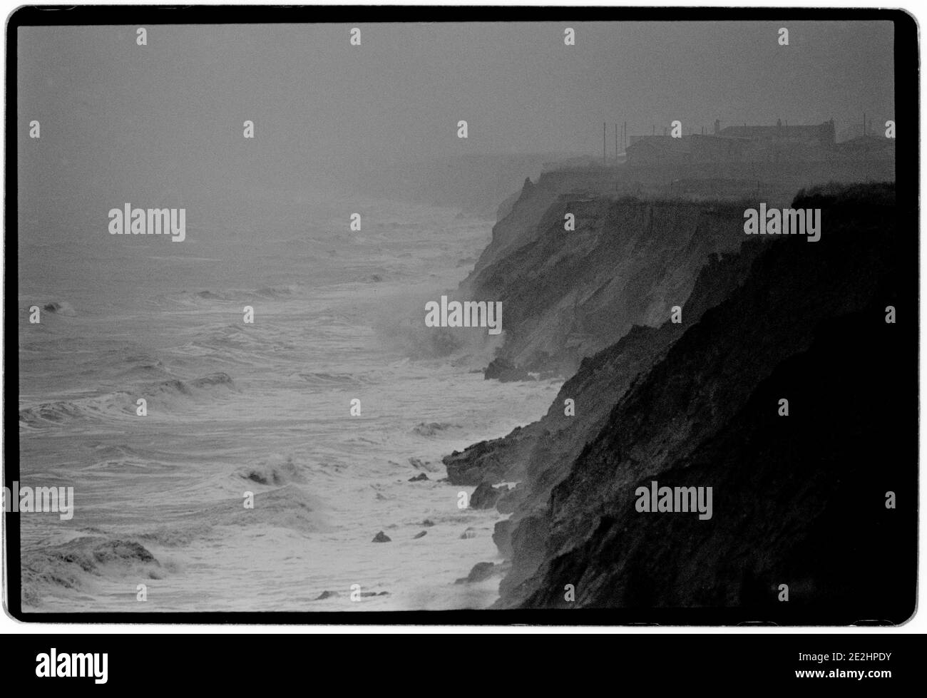 Erosione delle coste Humberside England UK 1994 la linea costiera in via di estinzione tra Skipsea e Easington su Humberside, che viene spazzata via a 1.7 metri l’anno dall’inizio dei record a metà degli anni ’50. Foto Stock