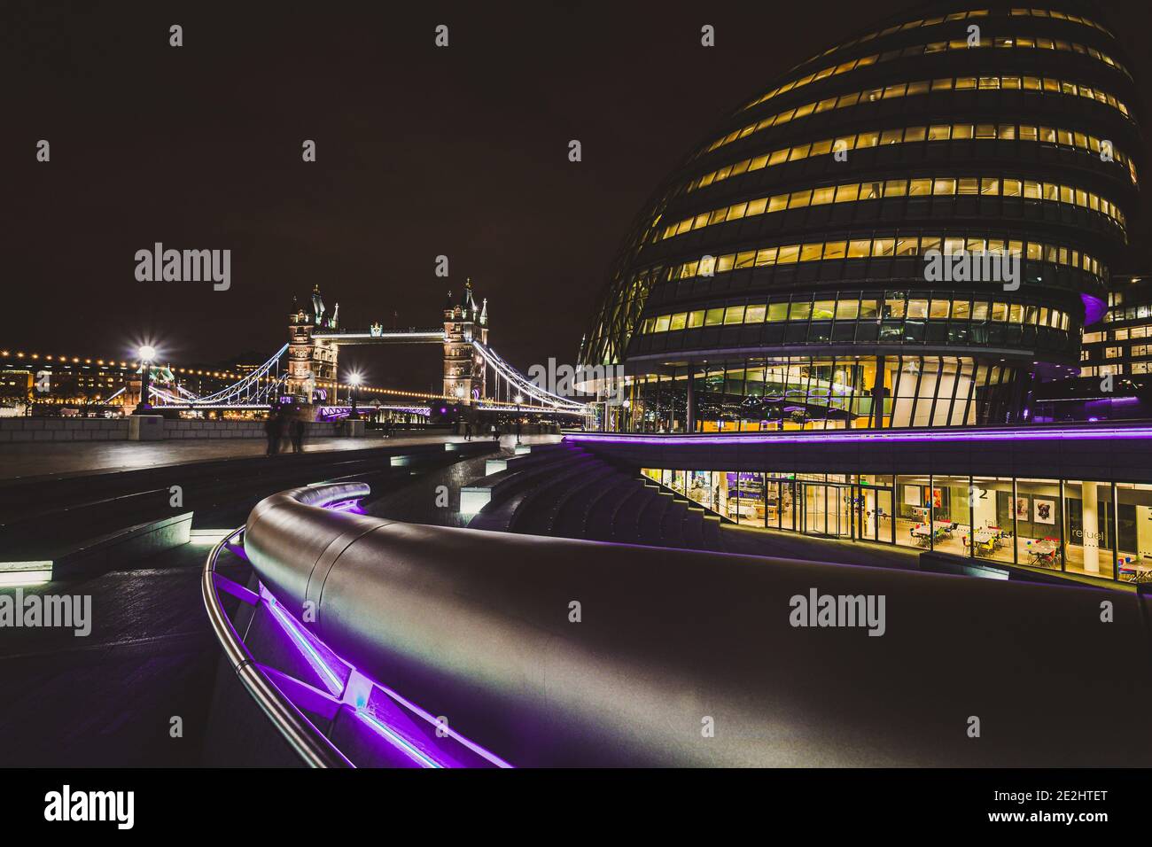 Tower Bridge, The Scoop e il Municipio Foto Stock