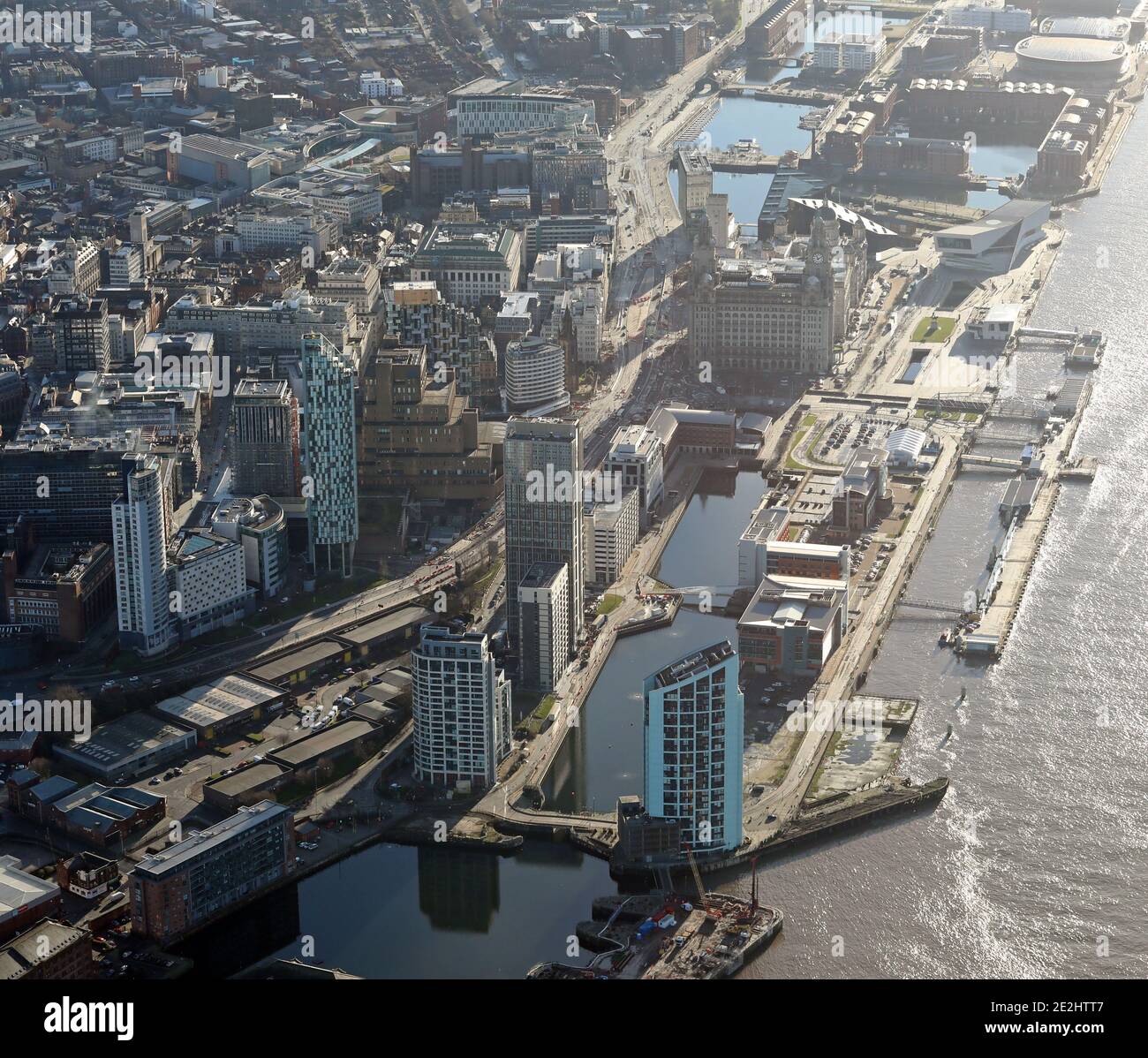 Vista aerea di Princes Dock, Liverpool guardando a sud verso il Royal Liver Building, il Cunard Building e il Port of Liverpool Building. Foto Stock