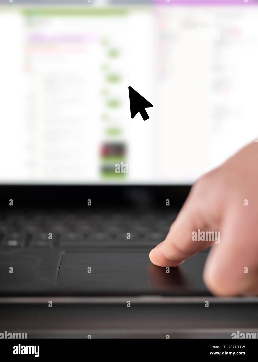 Puntatore del mouse con dito sul touchpad del computer portatile Foto Stock