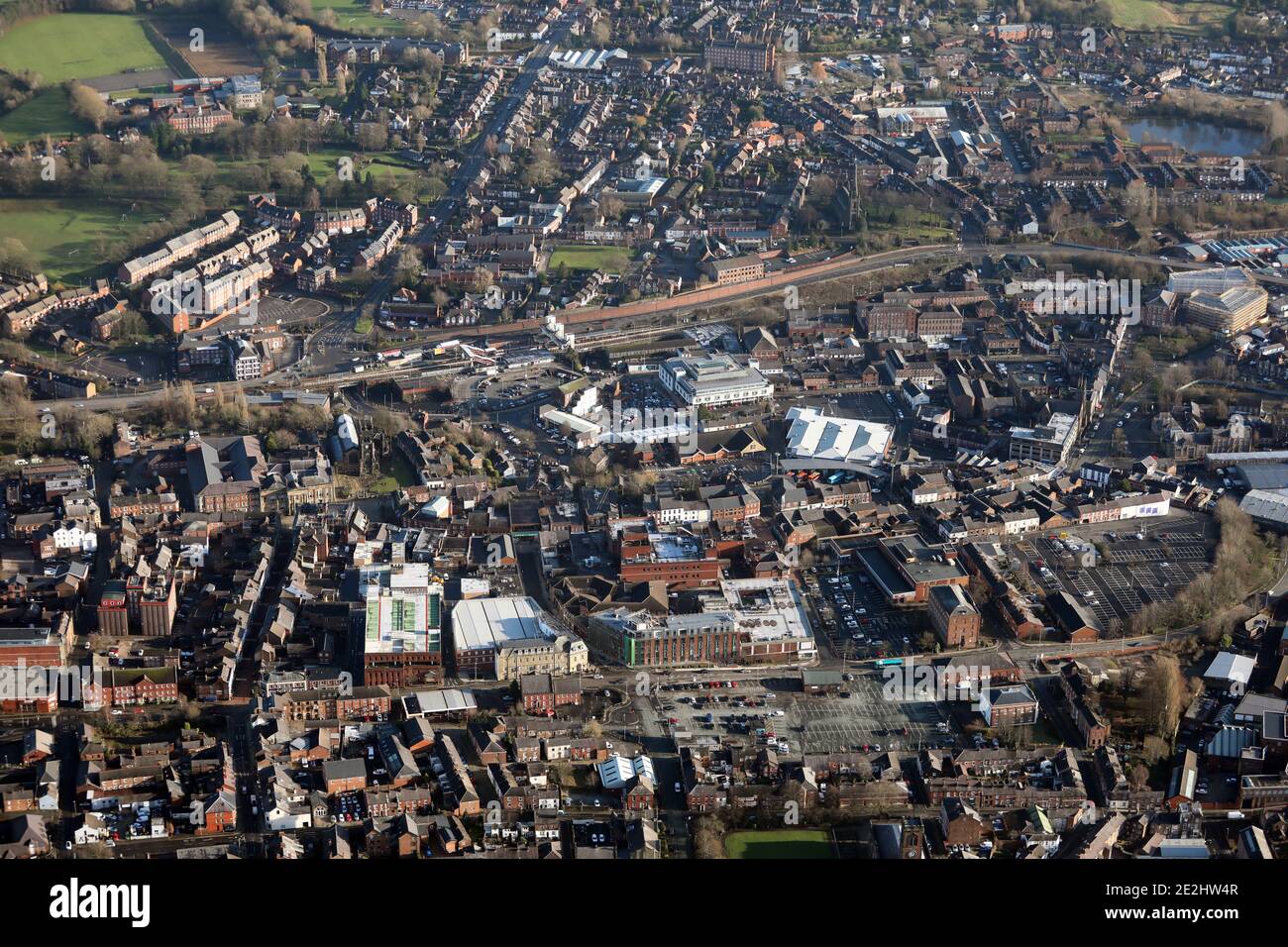 Vista aerea del centro di Macclesfield da ovest Di fronte al centro commerciale Grosvenor in Churchill Street fino al castello Dalla strada alla stazione Foto Stock