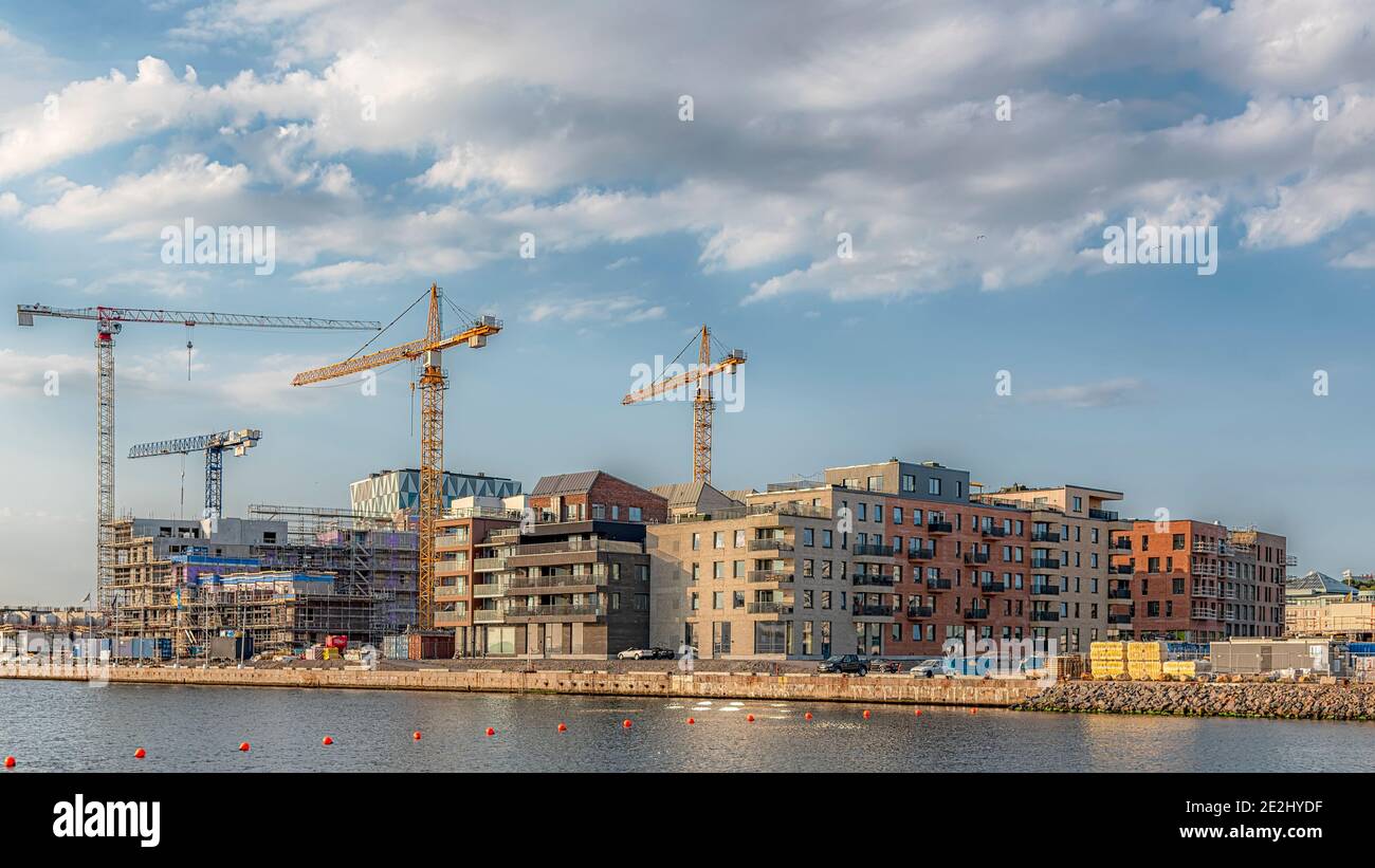 HELSINGBORG, SVEZIA - 27 GIUGNO 2020: Il nuovo progetto Oceanhamnen in costruzione presso i moli di Helsingborgs in Svezia. Foto Stock