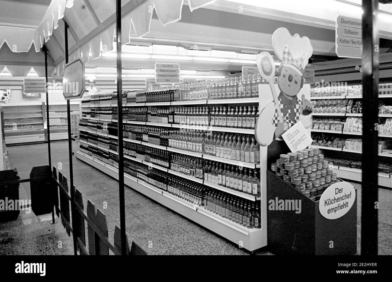 15 novembre 1985, Sassonia, Eilenburg: «lo chef raccomanda». Spirits and schnapps - UN nuovo grande magazzino nella nuova area di sviluppo Eilenburg East viene consegnato nell'autunno 1985. Data esatta della registrazione non nota. Foto: Volkmar Heinz/dpa-Zentralbild/ZB Foto Stock