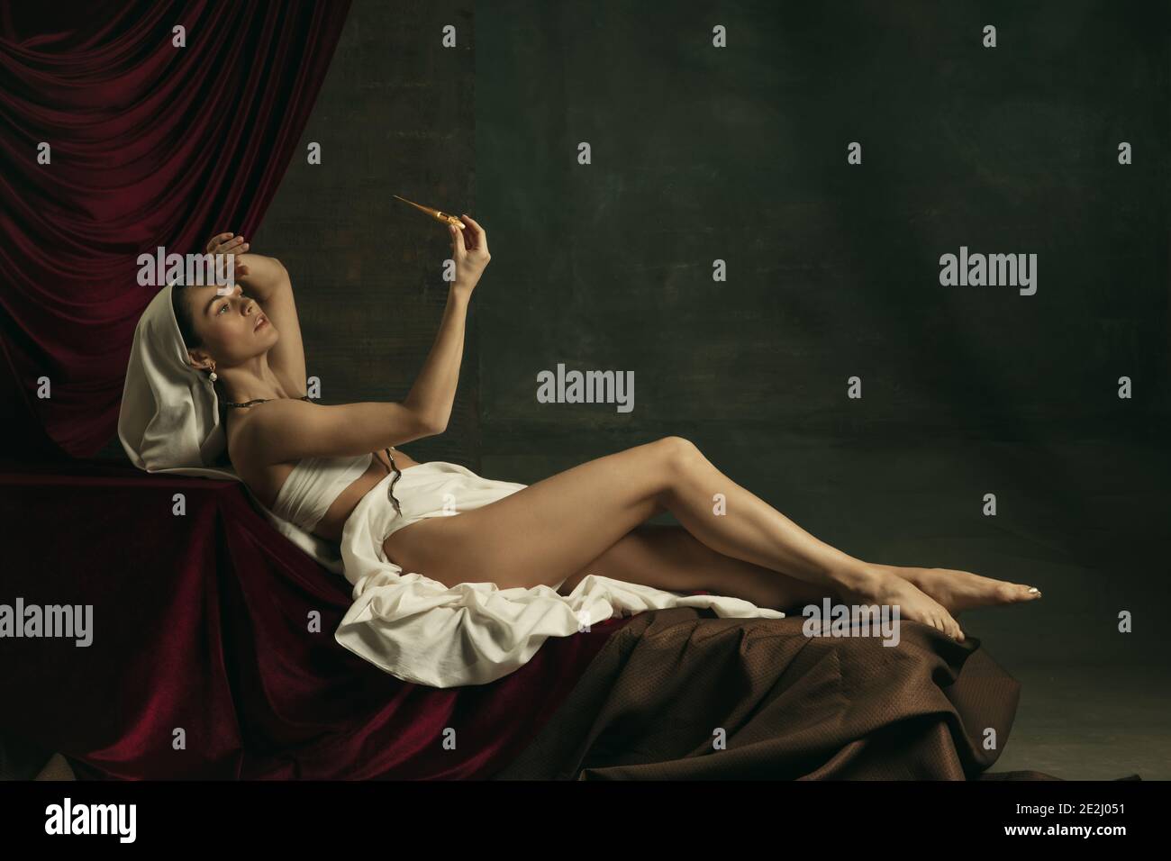 Febbre. Moderno remake di opere d'arte classiche con tema coronavirus - giovane donna medievale su sfondo scuro che misura la temperatura, eccitato, triste. Concetto di coronavirus, pandemia, creatività, arte Foto Stock