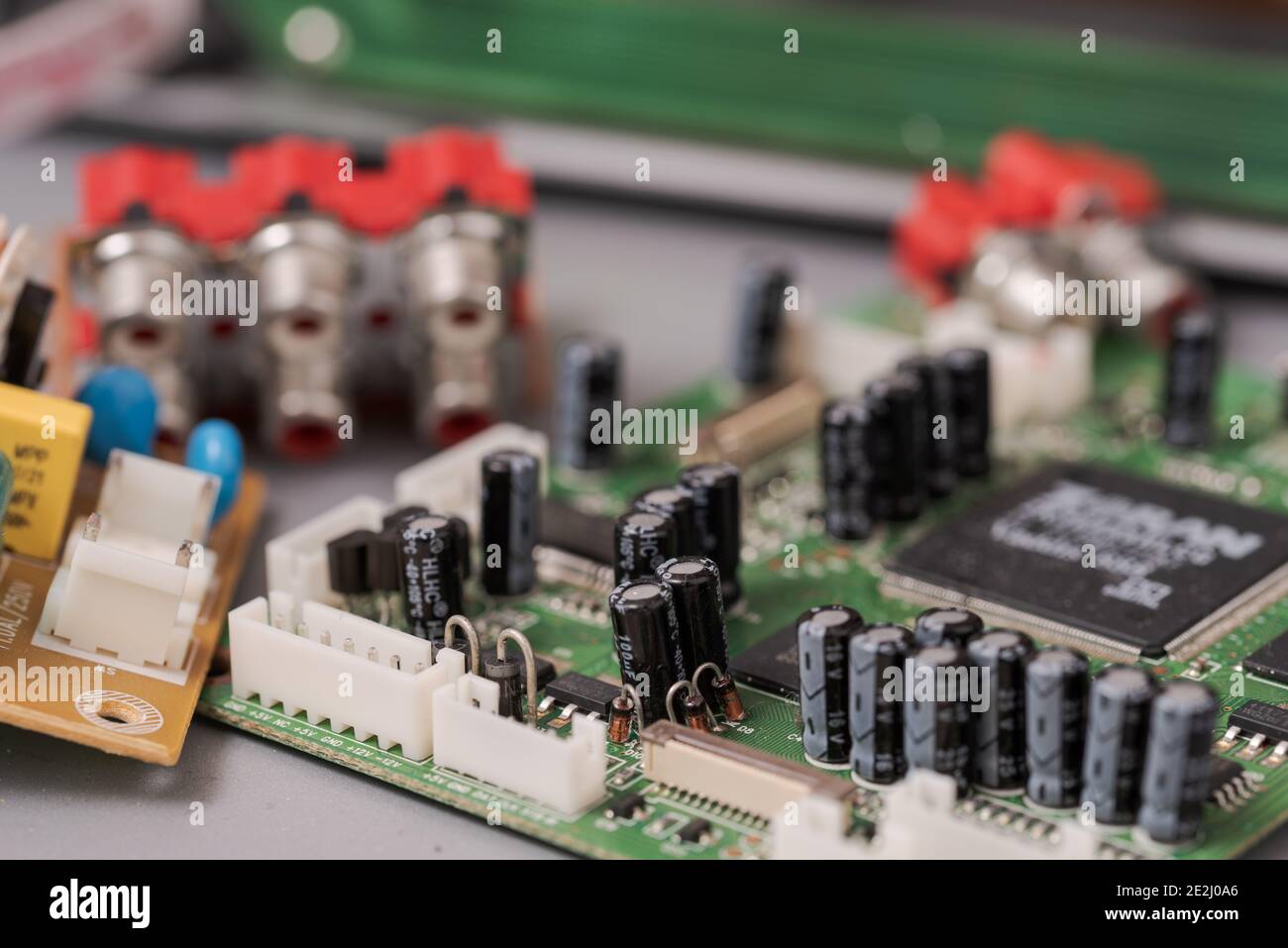 Vecchia scheda a circuito stampato del dispositivo elettronico che illustra il concetto di pianificato obsolescenza Foto Stock