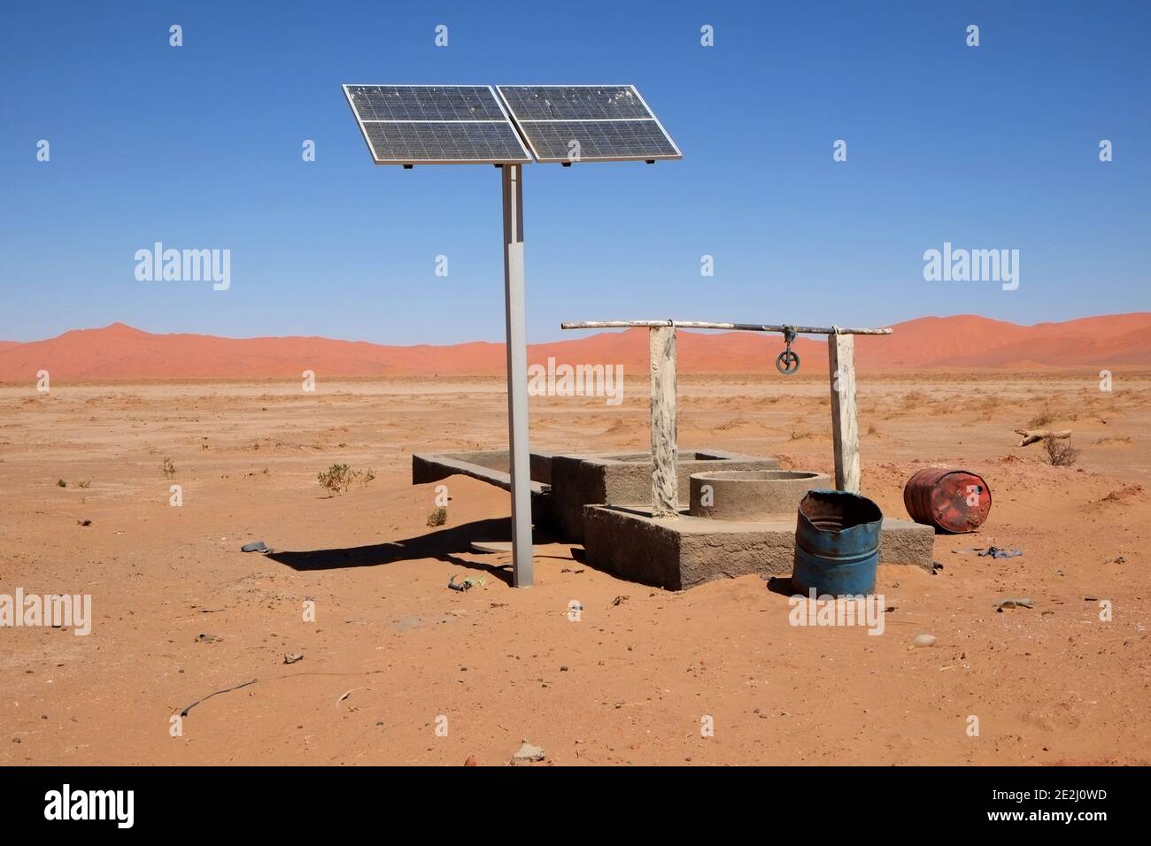 Impianto di pompaggio dell'acqua solare nel sud dell'Algeria, provincia di Illizi, distretto di Djanet, Sahara Foto Stock