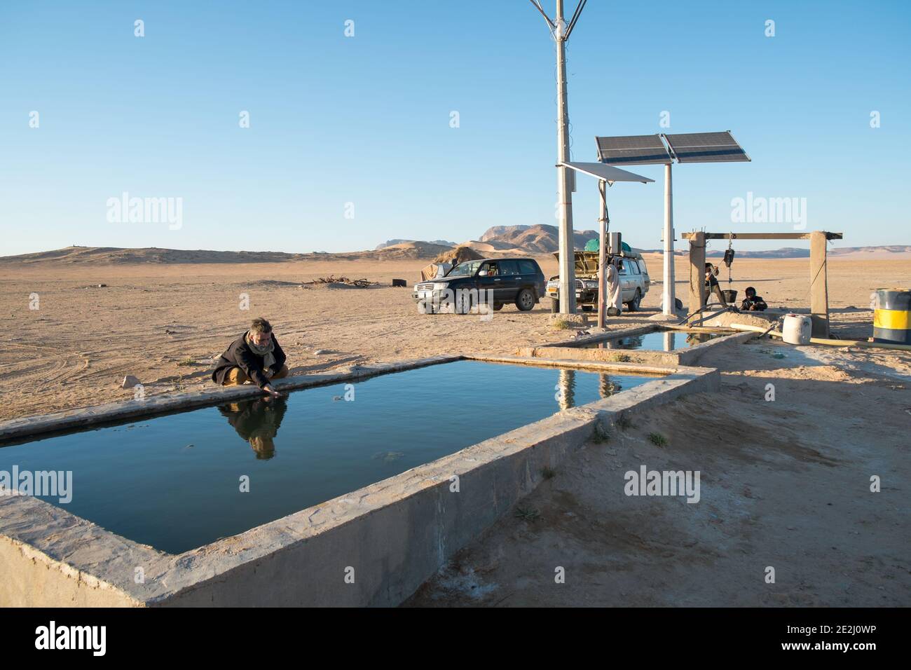 Impianto di pompaggio dell'acqua solare nel sud dell'Algeria, provincia di Illizi, distretto di Djanet, Sahara Foto Stock