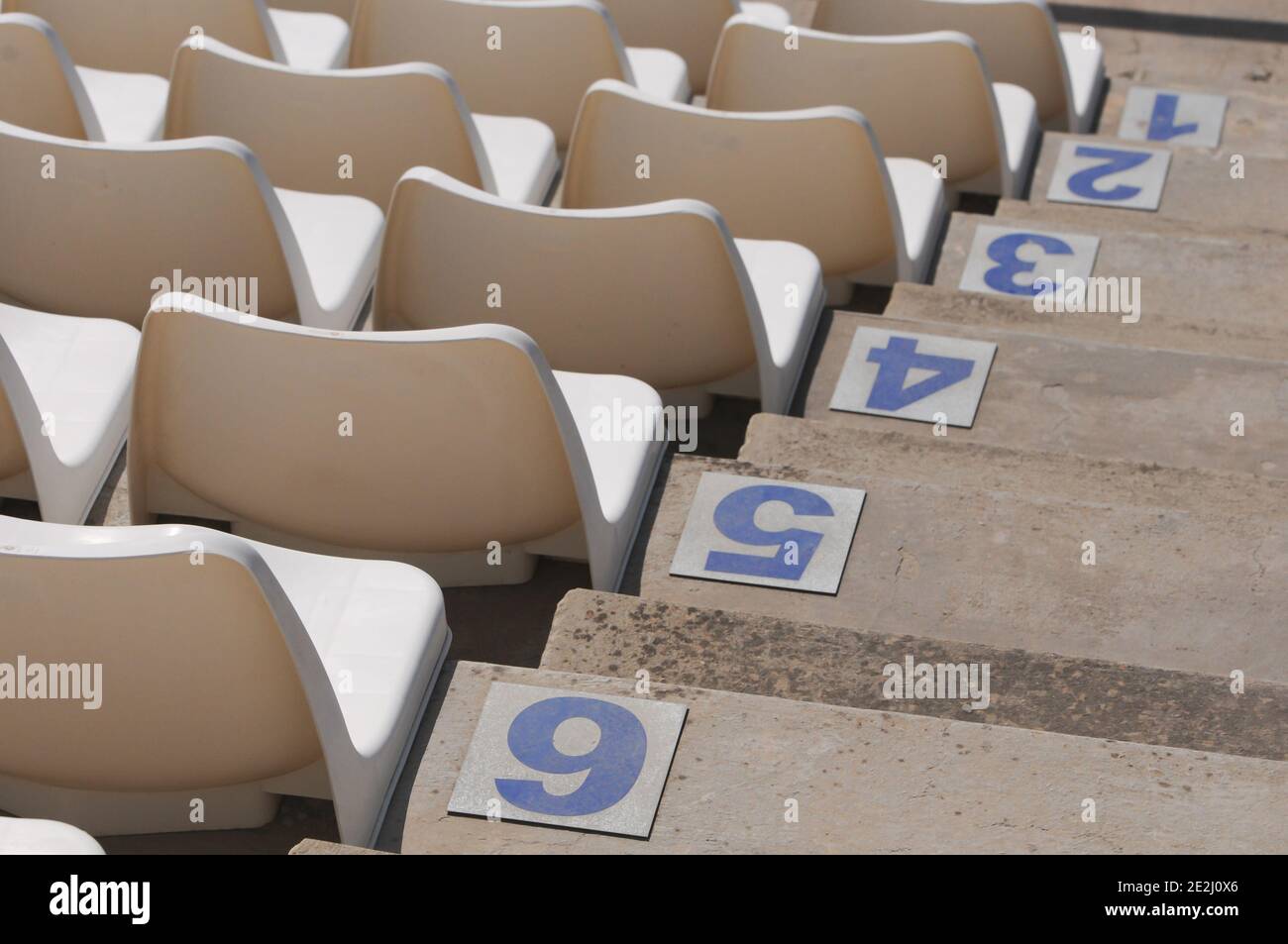 Spazio vuoto in plastica bianca o sedie da palco in fila e gradini numerati. Foto Stock