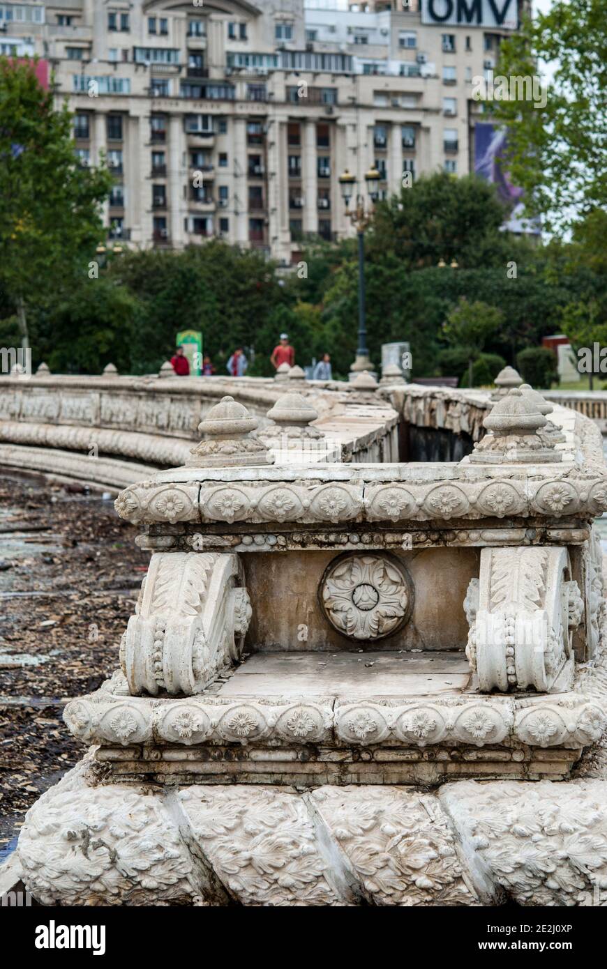 Piata Unirii Fountains e la Casa della gente sullo sfondo - Bucarest paesaggio urbano a Bucarest, Romania 2015 settembre - traffico stradale Foto Stock