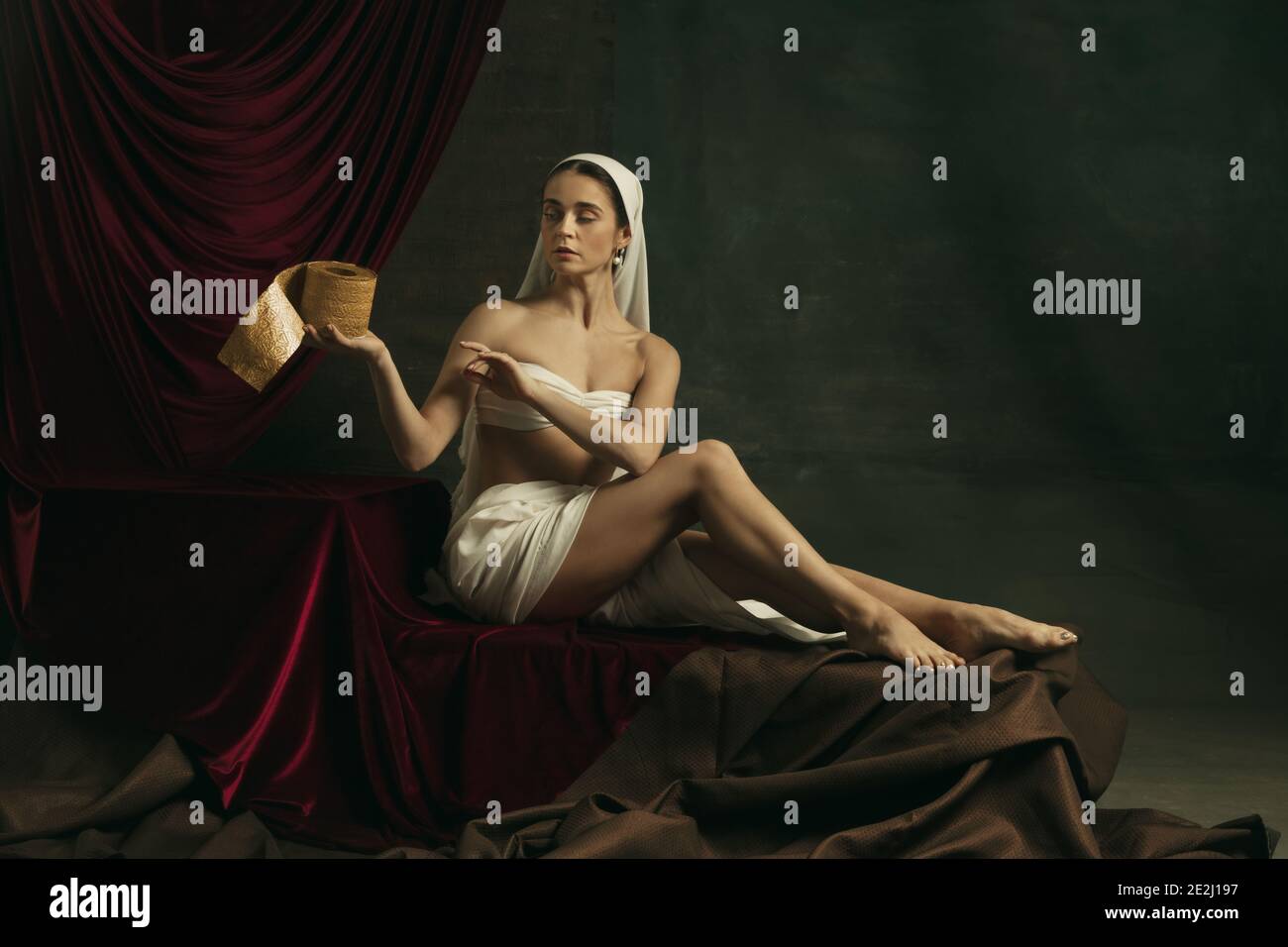 Posa bella. Moderna remake di opere d'arte classiche con tema coronavirus - giovane donna medievale su sfondo scuro con carta igienica dorata. Concetto di coronavirus, pandemia, creatività, arte Foto Stock