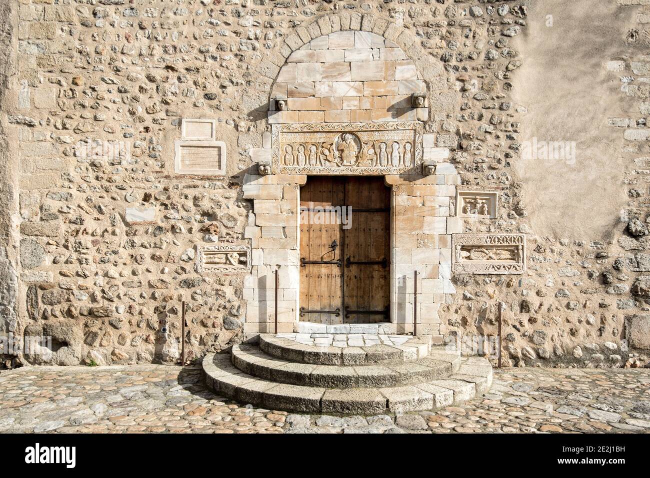 Saint-Genis-des-Fontaines (Francia meridionale): L'abbazia benedettina ospita un architrave intagliato risalente al 1020, che lo rende uno degli esami più antichi Foto Stock