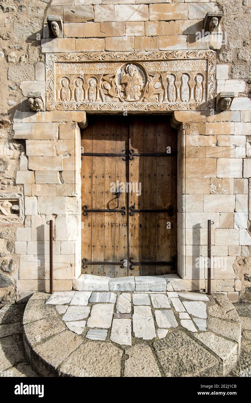 Saint-Genis-des-Fontaines (Francia meridionale): L'abbazia benedettina ospita un architrave intagliato risalente al 1020, che lo rende uno degli esami più antichi Foto Stock