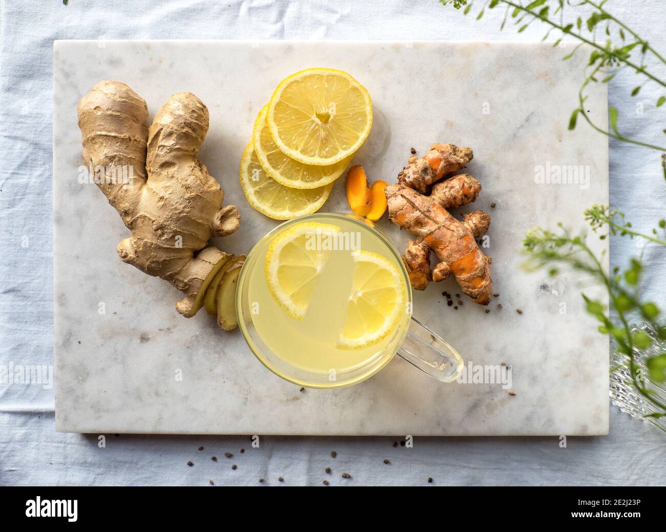 Vista dall'alto di un bicchiere di limone caldo e tè curcuma allo zenzero, un sistema immunitario sano e naturale che rafforza il rimedio freddo Foto Stock
