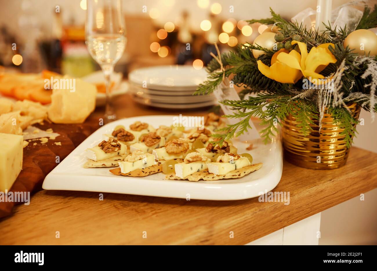 Vari tipi di composizione del formaggio. Molti pezzi di formaggio a fette Foto Stock