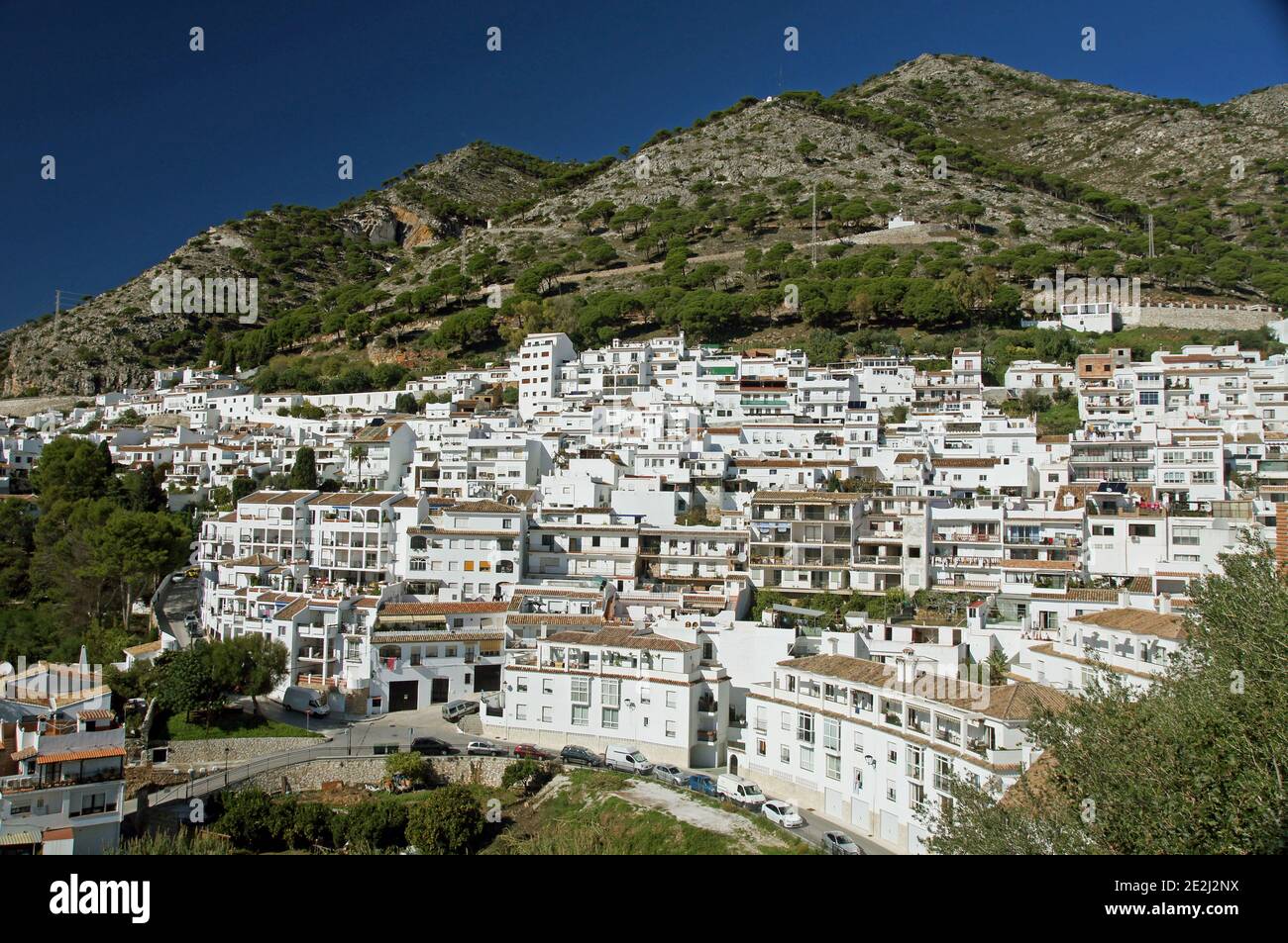 Il 'pueblo blanco' di Mijas in Andalusia: La vista dalle mura fortificate Foto Stock