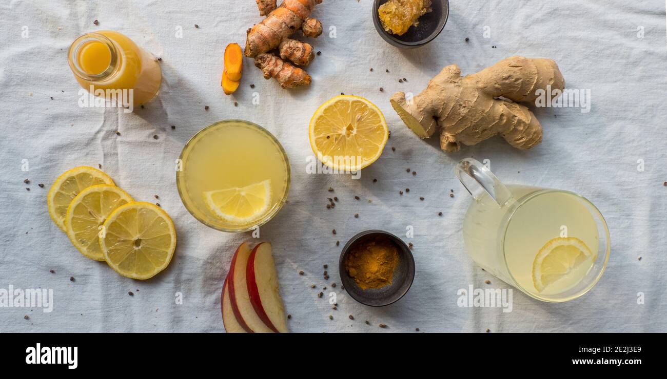 Varie bevande di agrumi immunostimolanti con mele, zenzero e curcuma Foto Stock