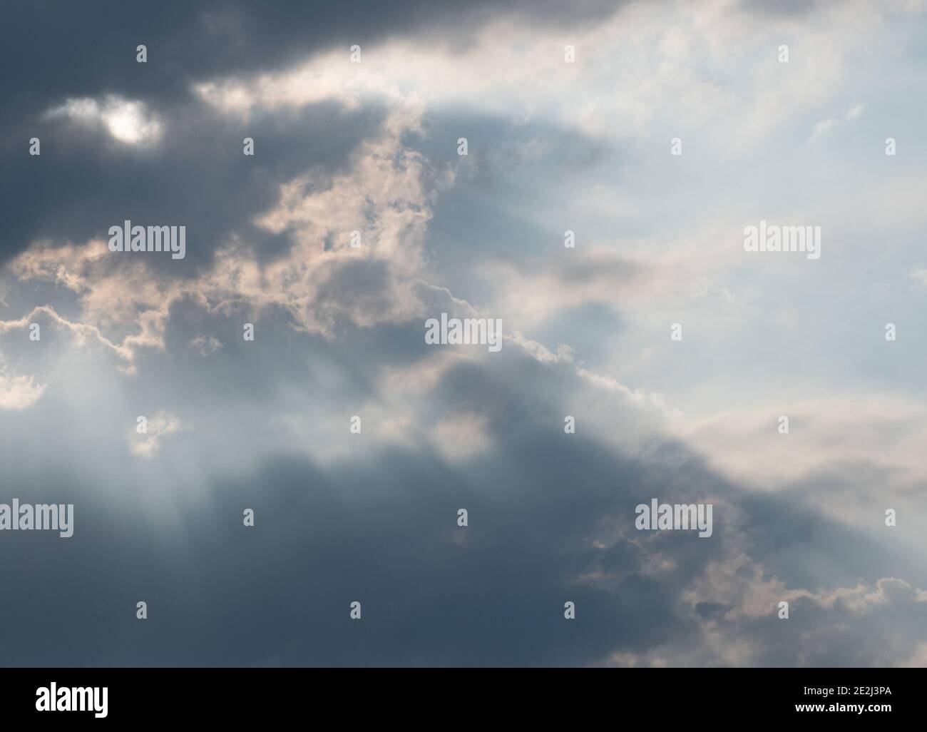 Concetto: Speranza, un cielo nuvoloso con raggi di luce solare che si infrangono Foto Stock