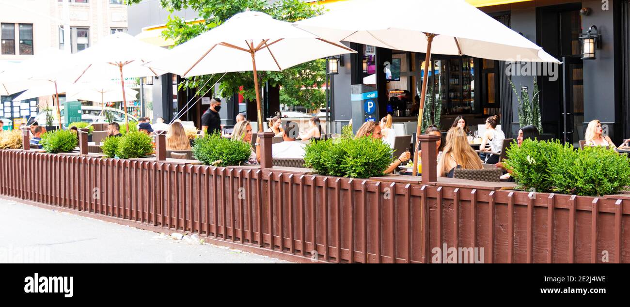 Astoria, New York, USA - 30 luglio 2020: Un ristorante si blocca fuori parte della strada per dare ai clienti un posto dove mangiare all'aperto ad Astoria Queens NYC durante Foto Stock