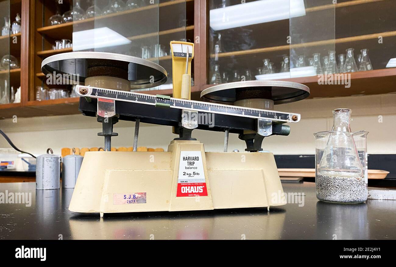 West Islip, New York, USA - 30 novembre 2020: Tavolo da laboratorio per le scienze delle scuole superiori con bilancia e vetreria per i bambini che devono fare un laboratorio. Foto Stock