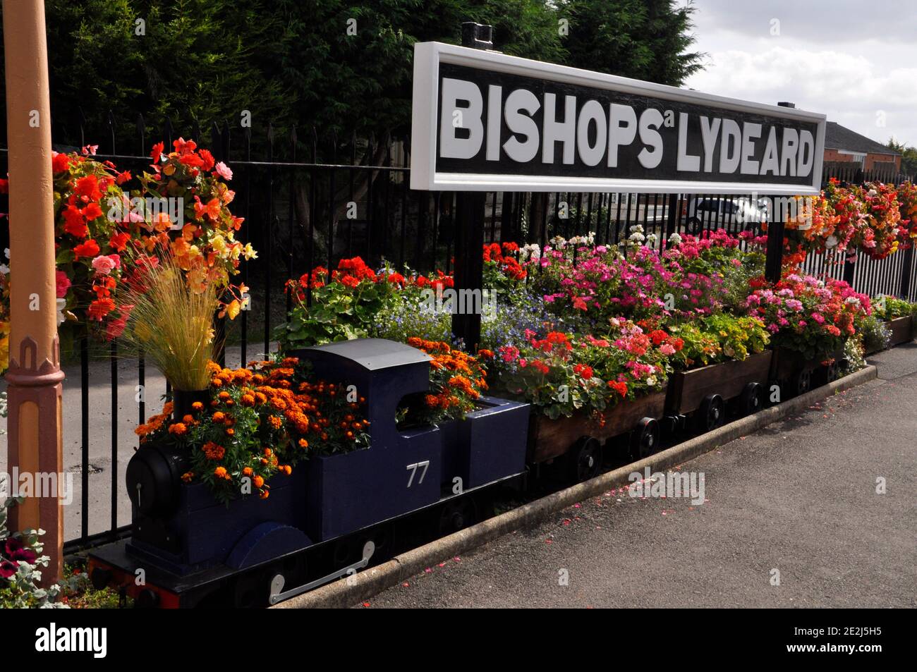 Colorata mostra di fiori estivi in un treno modello sulla stazione Bishops Lydiard sulla ferrovia a vapore del Somerset Ovest. Somerset.UK Foto Stock