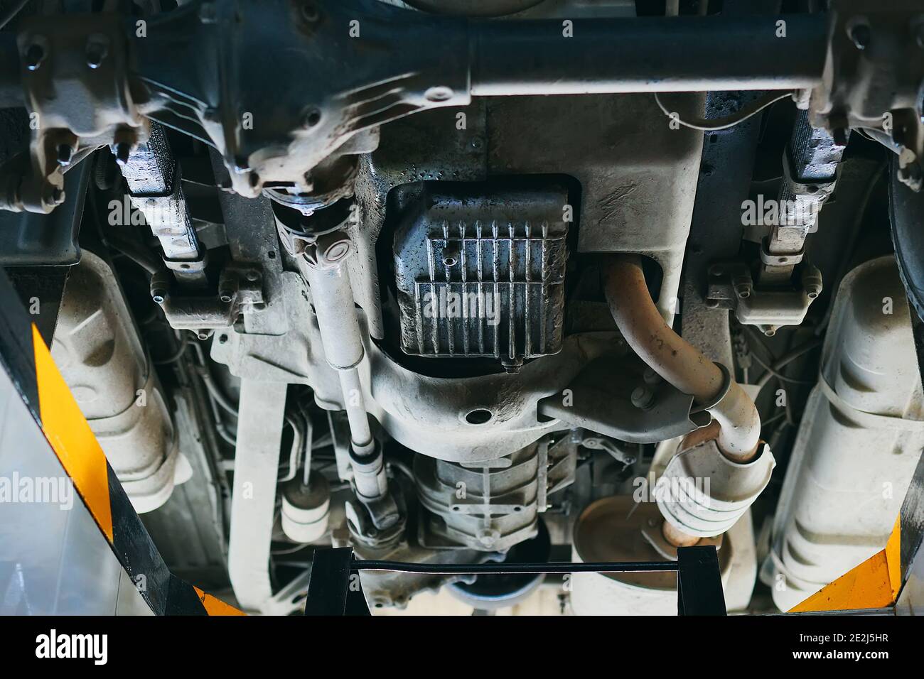 Vista dal basso del fondo dell'auto. Diagnostica e riparazione di un veicolo in un'officina di riparazione automatica. Foto Stock