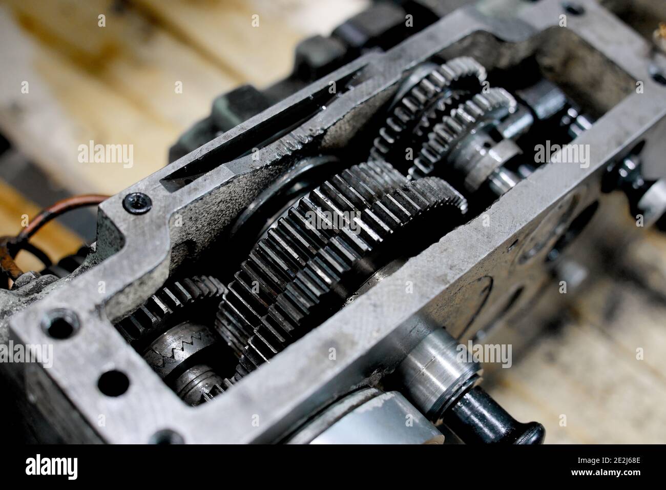 Si tratta di parti metalliche del tornio. Si tratta di un meccanismo in acciaio con ingranaggi. Foto Stock